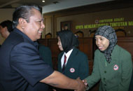 Wakil Bupati Kukar Drs.H.Samsuri Aspar, MM memberikan ucapan selamat pada para pengurus IDI periode 2006-2009
