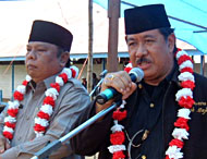H Syaukani HR (kanan) bersama H Samsuri Aspar (kiri) akan dilantik Gubernur Kaltim pada tanggal 13 Juli