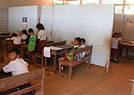 Sebuah ruangan di SDN 027 Bukit Biru yang harus dibagi menjadi dua kelas