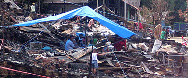 Sejumlah korban musibah kebakaran mendirikan tenda di lahan bekas tempat tinggalnya yang telah hangus terbakar
