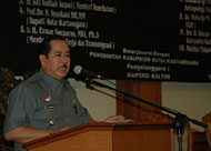 Bupati H Syaukani HR ketika membuka Semiloka Nasional tentang Refleksi dan Evaluasi Prospek ZBPA di Kukar