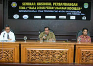 Bupati Kukar H Syaukani HR (tengah) saat membuka Seminar Nasional Pertambangan