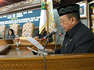 Bupati Kukar Hadi Sutanto ketika menyampaikan nota RAPBD Kukar tahun 2005 yang mencapai lebih dari Rp 2,2 triliun