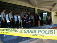 Garis Polisi dibentangkan di teras Hotel Singgasana selama berlangsungnya penyisiran terhadap benda yang dicurigai sebagai bom