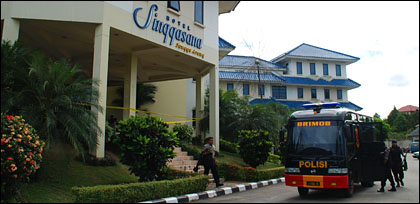 Ancaman bom terhadap Hotel Singgasana Tangga Arung tadi siang disikapi serius pihak Polda Kaltim dengan mengirimkan tim Gegana