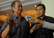 Pj Bupati Kukar Sjahruddin (kiri) didampingi Ketua DPRD Salehudin berharap dapat menempatkan pejabat terbaik dari hasil penilaian psikotes
