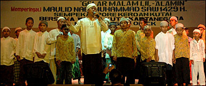 Aksi penyanyi nasyid Opick melantunkan sebuah tembang didampingi sejumlah anak yatim piatu di gedung PKM Tenggarong Seberang
