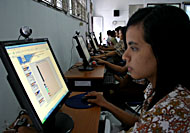 Salah seorang pelajar tengah mencoba komputer di Laboratorium Multimedia SMAN 1 Tenggarong yang baru diresmikan hari ini