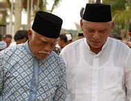 H Awang Faroek (kanan) didampingi Ketua Kalima Kukar H Syahrial Setia saat ziarah di kota Tenggarong. Awang Faroek mengajak seluruh komponen masyarakat bersatu membangun Kaltim