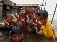 Anak-anak Tanjong tetap ceria menghadapi banjir