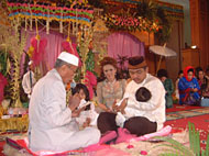 Suasana upacara Tasmiyah atau pemberian nama putri pasangan Endri Erawan-Silvi Agustina Syaukani di gedung PKM, Tenggarong Seberang