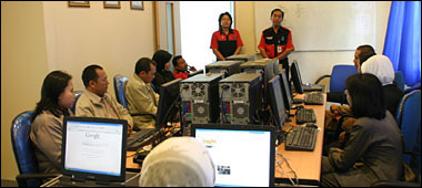 Kepala Kancatel Tenggarong Zulpan Wardhana saat membuka kegiatan pelatihan pengenalan internet, Kamis (20/09) lalu