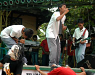 Aksi panggung pelajar kota Tenggarong dalam Parade Band Telkomsel Abu-Abu
