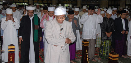 Ketua MUI Kukar KH Abd Wahab Syahranie memimpin pelaksanaan Sholat Ied di Masjid Agung Sultan Sulaiman, Tenggarong