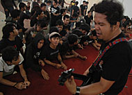 Aksi gitaris The Pistol, David Haka, di hadapan anak muda kota Tenggarong