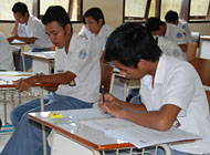 Para siswa SMK Bhakti Loa Janan tampak serius mengerjakan soal Ujian Nasional, Senin (20/04) kemarin