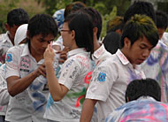 Aksi corat-coret seragam oleh pelajar SMAN 2 Tenggarong