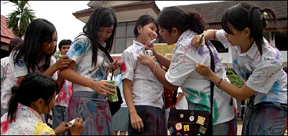 Para pelajar putri di SMAN 1 Tenggarong sibuk menuliskan nama di seragam rekannya