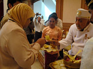 Sultan Kutai H Adji Mohd Salehoeddin II melakukan upacara Ketikai Lepas kepada pimpinan rombongan City Tour, Ida Susanty Mudjajadi