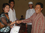 PD I Bidang Kemahasiswaan Edi Irianto (kanan) menyerahkan sertifikat PK2 kepada  dua perwakilan mahasiswa baru