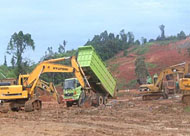 Alat berat milik kontraktor tampak sibuk beroperasi menyiapkan lahan untuk pembangunan kampus terpadu Unikarta di Tenggarong Seberang