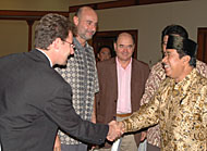 Delegasi dari UNITAR ketika disambut Bupati Kukar H Syaukani HR di Hotel Singgasana Tangga Arung, Tenggarong. Dari kiri ke kanan: Mr Jocelyn Fenard, Mr Robinson dan Mr Nicolas F Lamotte