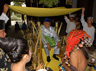 Sultan Kutai HAM Salehoeddin II saat menjalani ritual Beluluh pada Erau 2008 lalu