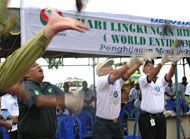 Manajemen VICO Indonesia melepas burung Punai menandai mengawali acara penanaman pohon dalam rangka peringatan Hari Lingkungan Hidup se-Dunia