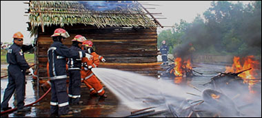 Praktek pemadaman kebakaran oleh para pemuda Muara Badak ini dilaksanakan pada hari kedua pelatihan, Senin (06/8) lalu