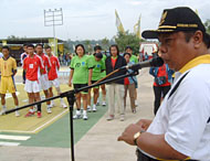 Wabup Kukar Drs H Samsuri Aspar MM ketika membuka Kejuaraan Bola Voli yang memperebutkan piala bergilir Bupati Kukar