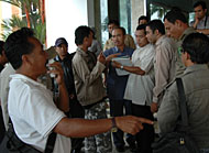 Para pengunjukrasa berorasi di teras depan Kantor Bupati Kukar sebelum akhirnya diajak berdialog dengan Wabup dan Ketua DPRD Kukar