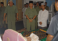 Pj Bupati Kukar H Sjachruddin (tengah) saat melayat jenazah di Rumah Besar