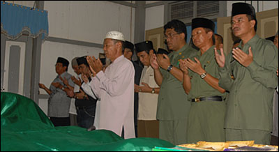 Wakil Walikota Samarinda H Syaharie Jaang (kanan), Pj Bupati Kukar H Sjachruddin dan Sekkab Kukar HM Aswin turut menyalati jenazah HA Ridwan Sya'ranie