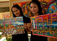Panitia menunjukkan 2 karya lukis pelajar Tenggarong yang menjadi Juara I dan Juara II