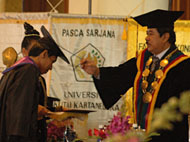 Rektor Dr H Syaukani HR ketika mewisuda sarjana S-1 Universitas Kutai Kartanegara