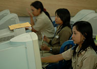 Para siswi SMAN I Tenggarong tengah mengakses situs-situs web pilihan mereka untuk mendapatkan informasi yang dibutuhkan