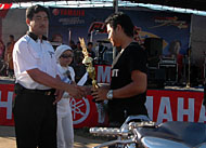 E Aryanto DS menyerahkan trofi dan uang pembinaan kepada Upik sebagai Juara I Kontes Modifikasi Motor kelas Moped